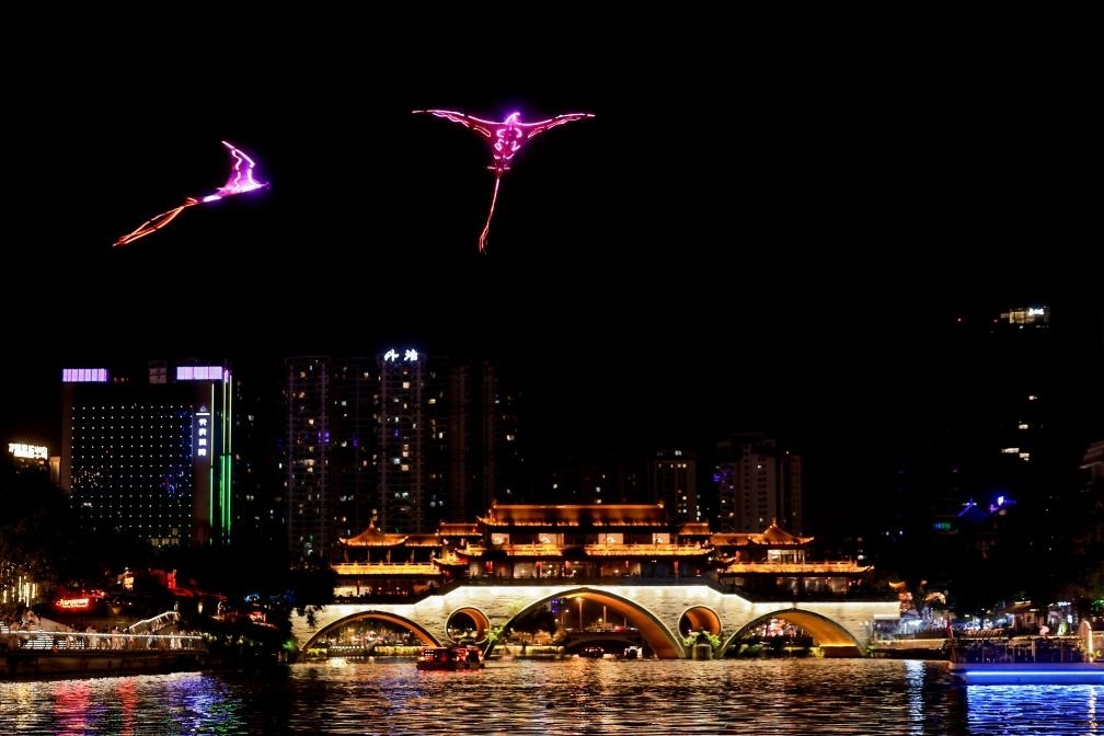 成都“夜游錦江”低空飛行裝置與游船伴飛。（唐斌治 攝）