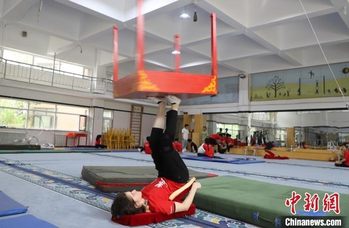 9月13日，美國雜技學員杰克正在中國“雜技之鄉(xiāng)”吳橋練習“蹬技”。 馬天龍 攝