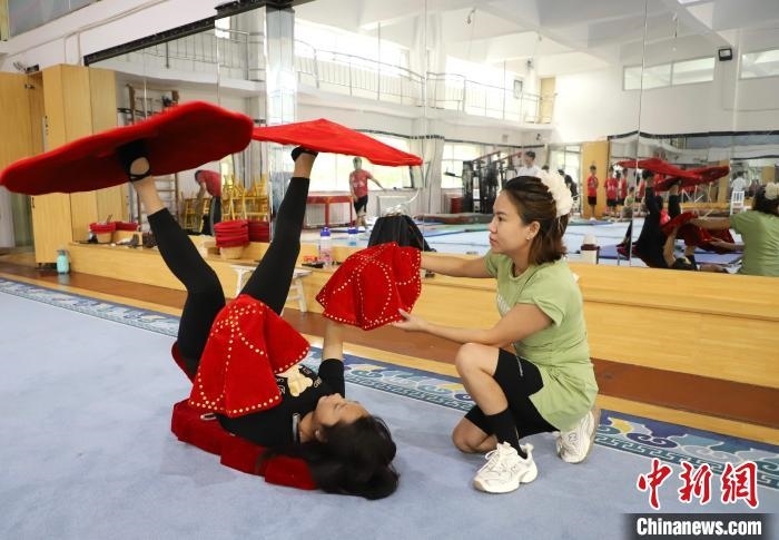 9月13日，來自老撾的紅姆(右)指導學員雜技動作。 馬天龍 攝