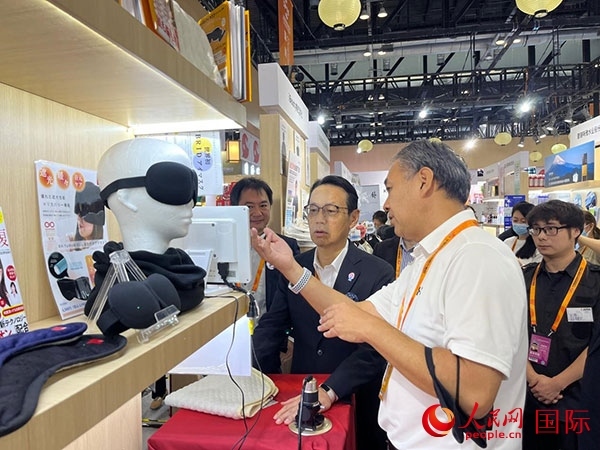 日本駐華大使金杉憲治（左二）參觀2024年服貿(mào)會日本館。人民網(wǎng)記者 盛楚宜攝