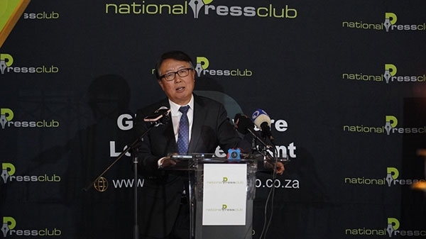 駐南非大使吳鵬出席中國(guó)駐南非使館同南國(guó)家新聞俱樂(lè)部聯(lián)合舉辦的中非合作論壇峰會(huì)成果宣介會(huì)并發(fā)表主旨講話。人民網(wǎng) 劉暢攝