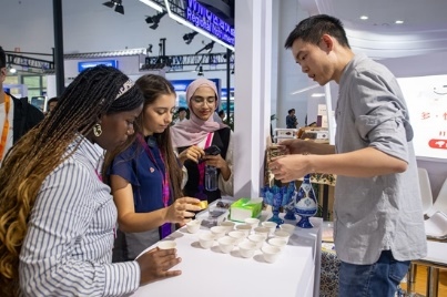 觀眾正在品嘗伊朗的藏紅花茶。人民網(wǎng)記者 翁奇羽攝