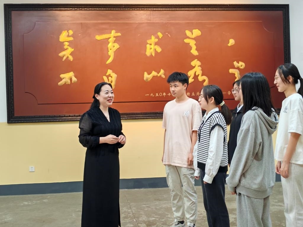 湖南第一師范學(xué)院思政課教師正在為學(xué)生講述紅色校史。（受訪(fǎng)者供圖）