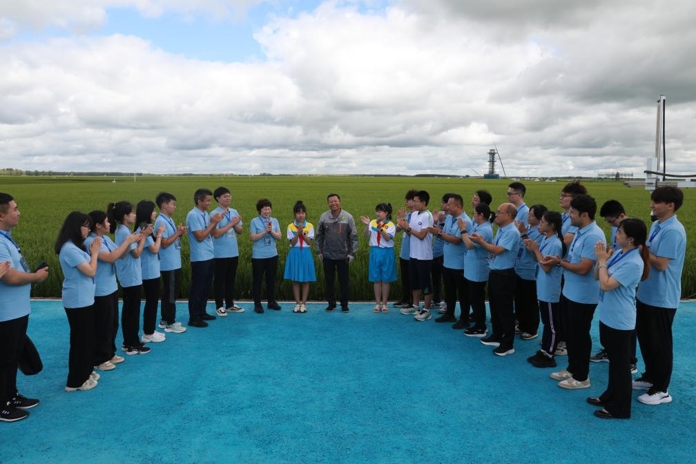 哈爾濱工業(yè)大學(xué)邀請(qǐng)農(nóng)業(yè)專(zhuān)家周德華為學(xué)生講授水稻種植的故事。新華社發(fā)