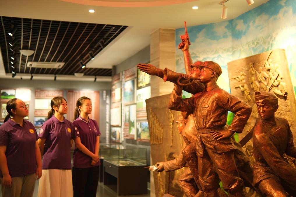 7月26日，南開(kāi)大學(xué)實(shí)踐隊(duì)在環(huán)江革命陳列館了解毛南族人民在黨的領(lǐng)導(dǎo)下進(jìn)行革命斗爭(zhēng)的歷程。（受訪(fǎng)者供圖）