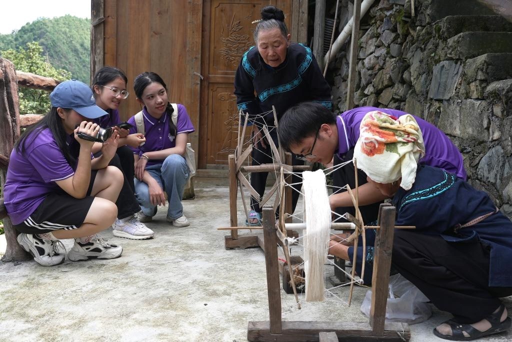南開(kāi)大學(xué)師生在貴州省雷山縣南猛村了解鄉(xiāng)村振興成就。（受訪(fǎng)者供圖）