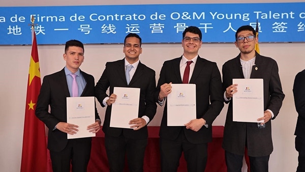 當(dāng)?shù)貢r(shí)間9月13日，40名哥倫比亞青年與中企承建運(yùn)營的波哥大地鐵一號(hào)線項(xiàng)目簽約，不久將前往中國進(jìn)行為期15個(gè)月的專業(yè)地鐵知識(shí)培訓(xùn)。圖為部分學(xué)員在簽約儀式上展示所簽的協(xié)議。 波哥大地鐵一號(hào)線項(xiàng)目供圖