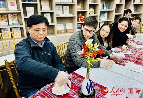 前來參加活動(dòng)的利馬居民共同制作冰皮月餅。人民網(wǎng)記者 宋亦然攝