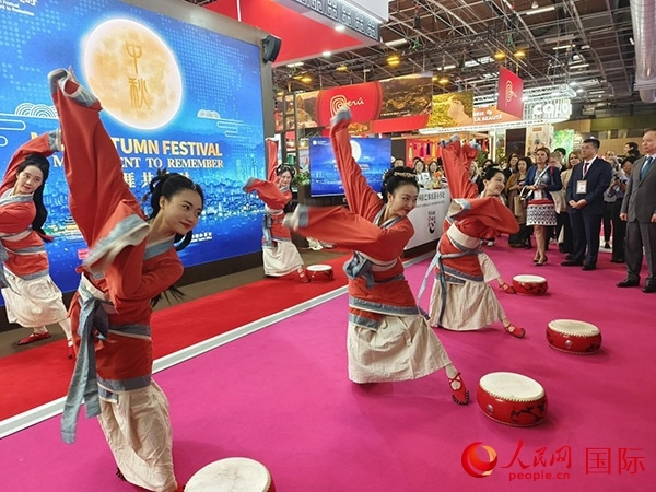 “你好！中國”展臺開幕式上的中國傳統(tǒng)舞蹈表演。人民網(wǎng)記者 尚凱元攝