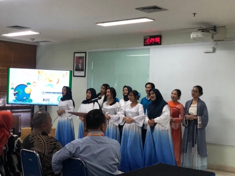 阿拉扎大學中文系學生演唱中文歌曲?；顒又鬓k方供圖