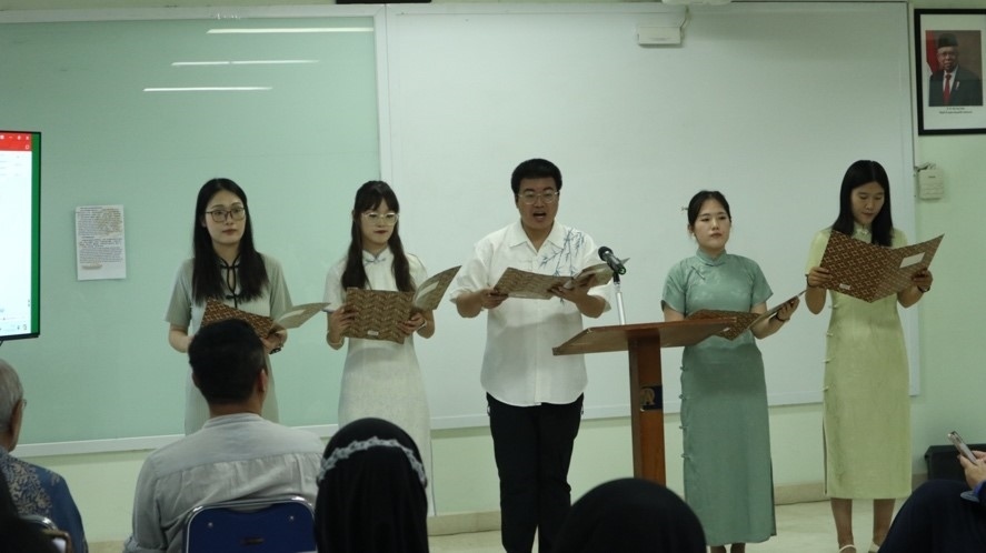 阿拉扎大學孔子學院志愿者教師表演詩朗誦?；顒又鬓k方供圖