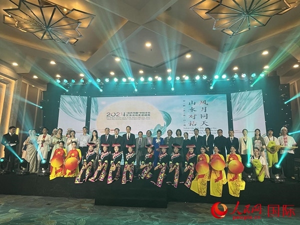 兩國(guó)嘉賓與中越藝術(shù)家現(xiàn)場(chǎng)合影。人民網(wǎng)記者 楊曄攝