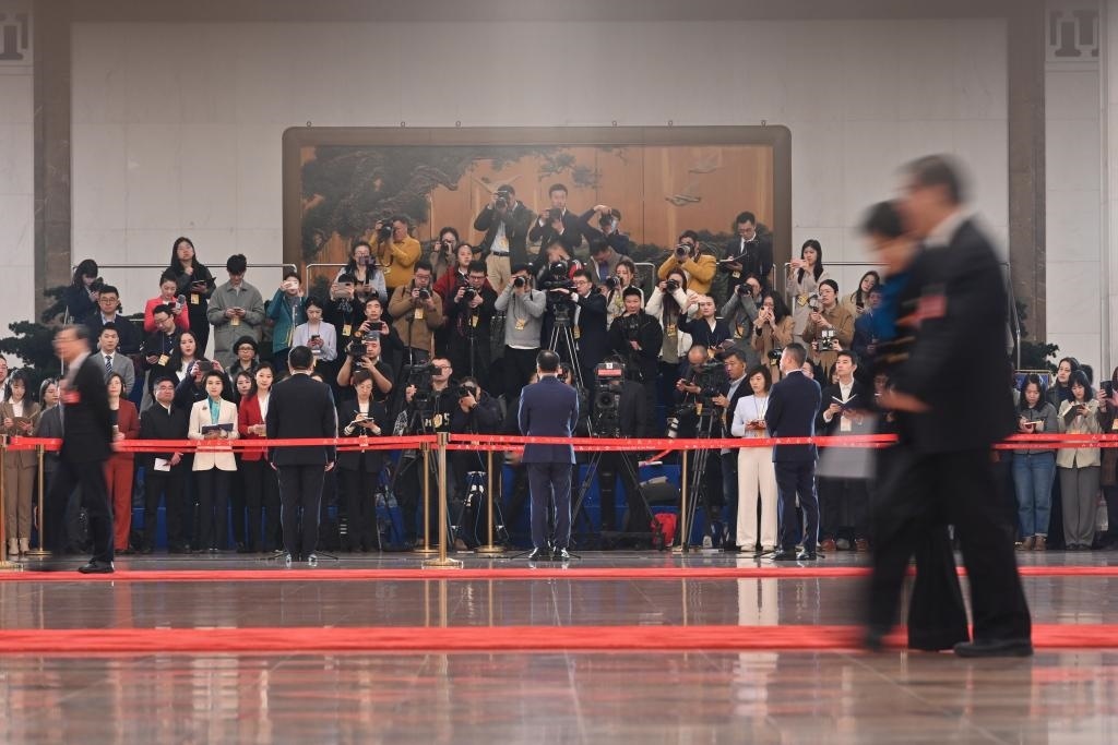 2024年3月10日，全國(guó)政協(xié)十四屆二次會(huì)議第三場(chǎng)“委員通道”集體采訪活動(dòng)在北京人民大會(huì)堂舉行。新華社記者 宋為偉 攝