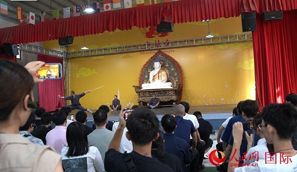 日本少林寺拳法青年代表團觀看少林拳表演。人民網記者 張麗婭攝