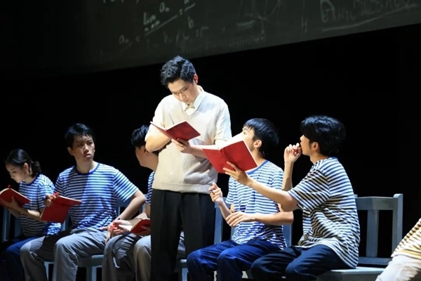 清華大學(xué)原創(chuàng)話劇《馬蘭花開(kāi)》在國(guó)家大劇院上演。校方供圖