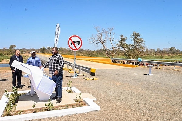 莫桑比克總統(tǒng)菲利佩·雅辛托·紐西（右）出席大橋通車儀式。中國電建供圖