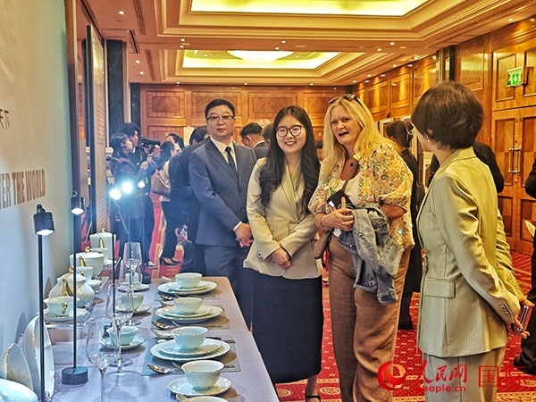 英國觀眾參觀“景德鎮(zhèn)制”區(qū)域品牌新品。人民網(wǎng)記者 邢雪攝