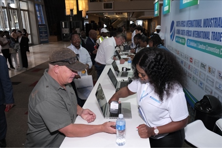 客商現(xiàn)場(chǎng)注冊(cè)參觀展會(huì)。主辦方供圖