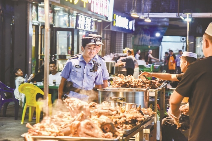 8月9日，甘肅省華亭市公安局組織民警輔警在夜市開展巡邏檢查。張亞強(qiáng)攝