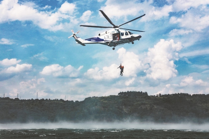 ▼7月17日，浙江省新昌縣公安局聯(lián)合浙江省公安廳警務(wù)航空隊(duì)在長(zhǎng)詔水庫(kù)水域及周邊開展救援演練。王樟林?jǐn)z