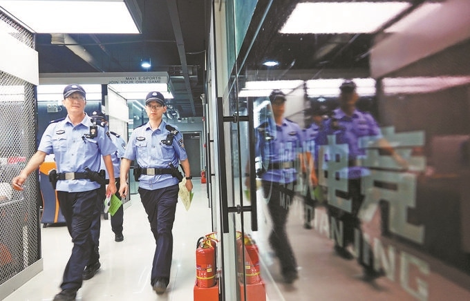 ▲7月6日，山西省新絳縣公安局龍興派出所組織警力對(duì)網(wǎng)吧等場(chǎng)所進(jìn)行集中治安檢查。高新生攝