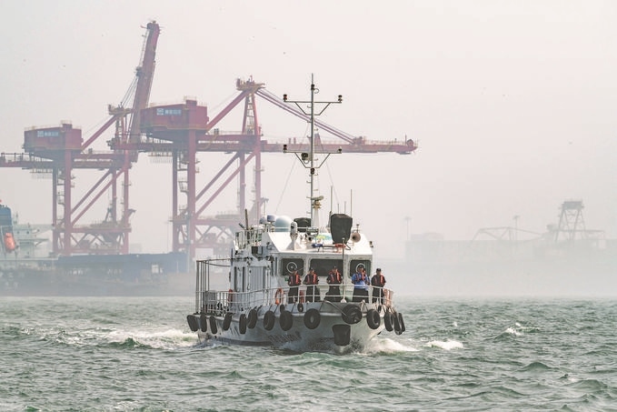 ?7月5日，秦皇島出入境邊防檢查站聯(lián)合秦皇島市公安局水陸巡特警支隊(duì)開展海上聯(lián)合巡航。陳凈萱攝