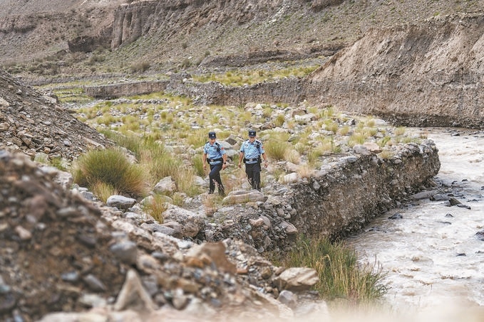 7月19日，新疆邊檢總站克州邊境管理支隊(duì)康蘇邊境檢查站民警輔警來(lái)到轄區(qū)烏恰縣康蘇水庫(kù)開展巡邏。明懿攝