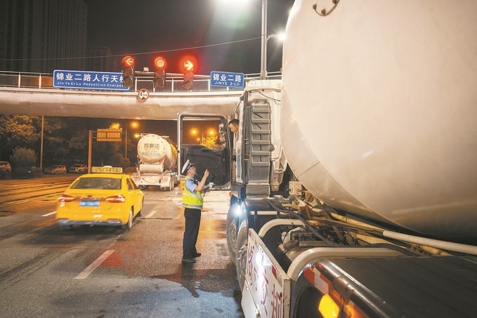 7月25日，陜西省西安市公安局交警支隊(duì)開展全市中重型貨車及面包車違法異地互查整治行動(dòng)。孫崇明攝