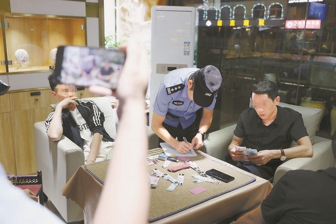 9月7日，云南省昆明市公安機(jī)關(guān)對(duì)棋牌室開展檢查。