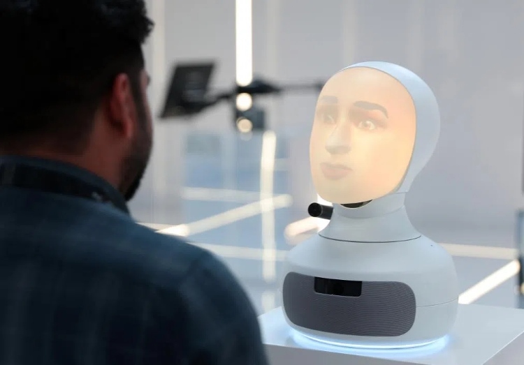 2024年9月12日，在沙特阿拉伯首都利雅得舉行的第三屆全球人工智能峰會上，一名參會者與“對話機器人”交流。新華社記者 王東震 攝