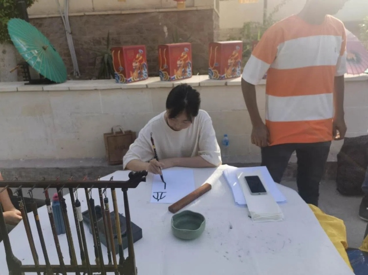 開羅文化中心漢語教師表演中國書法。開羅中國文化中心供圖