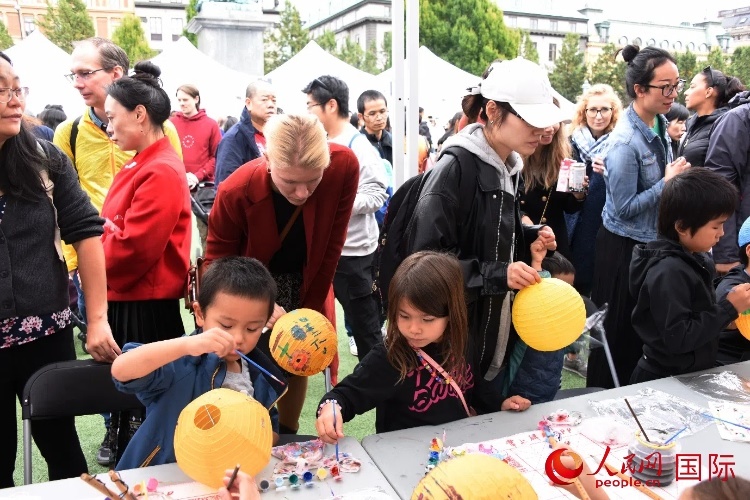 小朋友參加燈籠繪畫體驗。人民網(wǎng)記者 殷淼攝