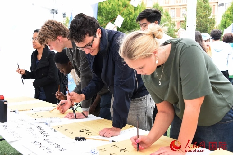 體驗中國書法。人民網(wǎng)記者 殷淼攝