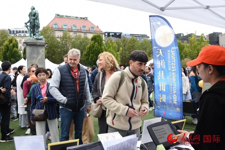 排隊等候品嘗中國美食的游客。人民網(wǎng)記者 殷淼攝