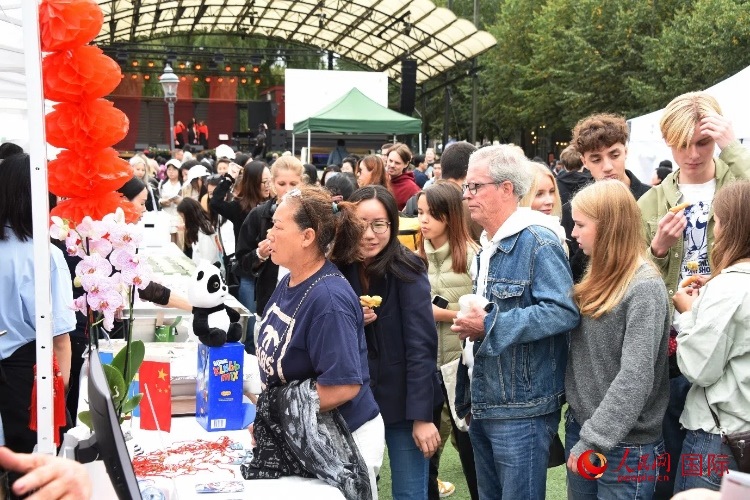 斯德哥爾摩中秋游園會。人民網(wǎng)記者 殷淼