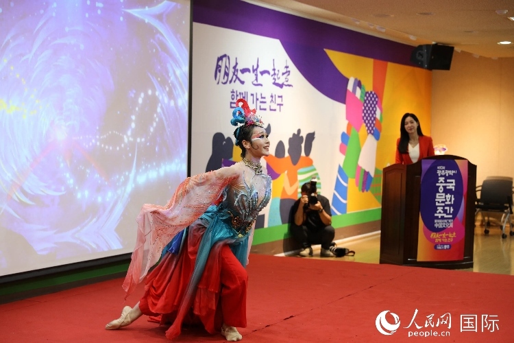 中國演員在中國文化周開幕式上表演舞蹈。人民網(wǎng)記者 莽九晨攝