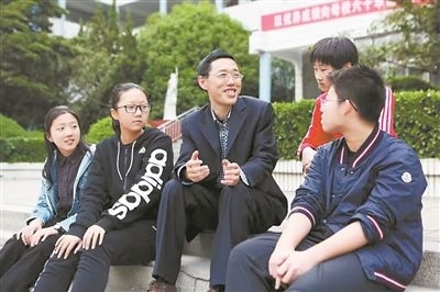 淮北市首批高層次人才儲備金獲得者、淮北市第一中學(xué)教師陳超（左三）在與學(xué)生交談?；幢笔形瞬殴ぷ骶止﹫D
