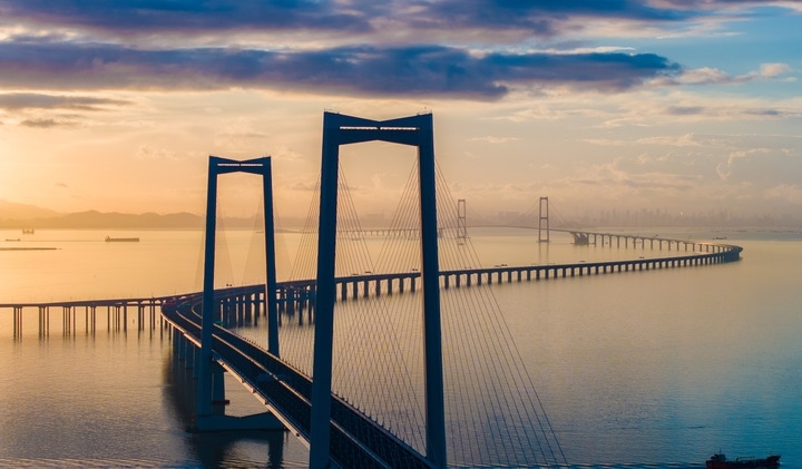 2024年6月27日，沐浴在晨曦中的深中通道（無人機照片）。新華社記者毛思倩 攝