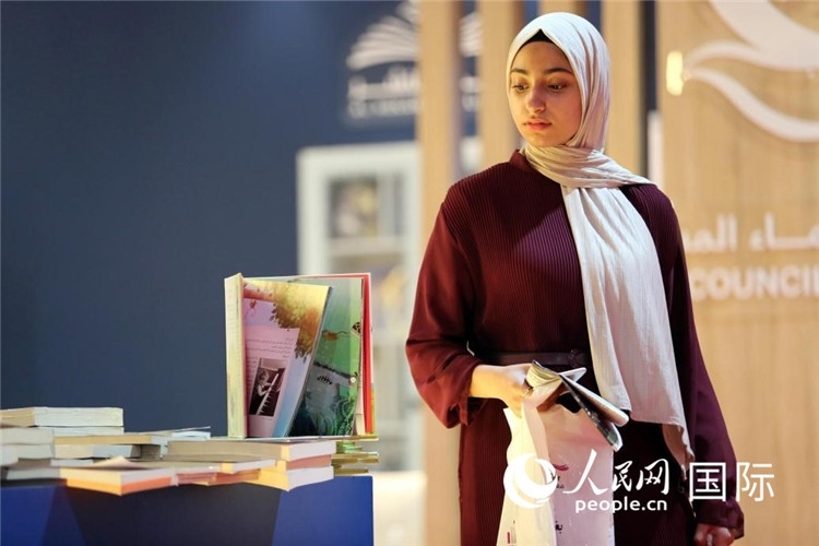 一名女性走過展臺。人民網 奧馬爾·哈利勒攝