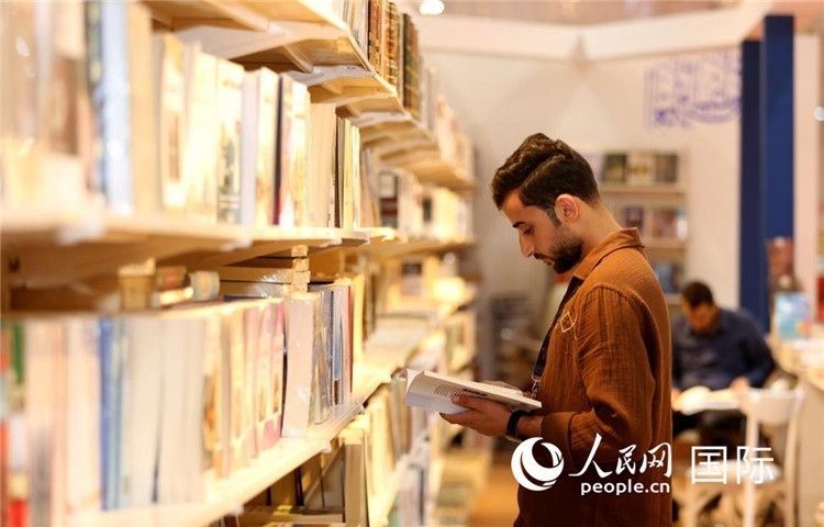 一位民眾在讀書。人民網中東中心分社奧馬爾·哈利勒攝