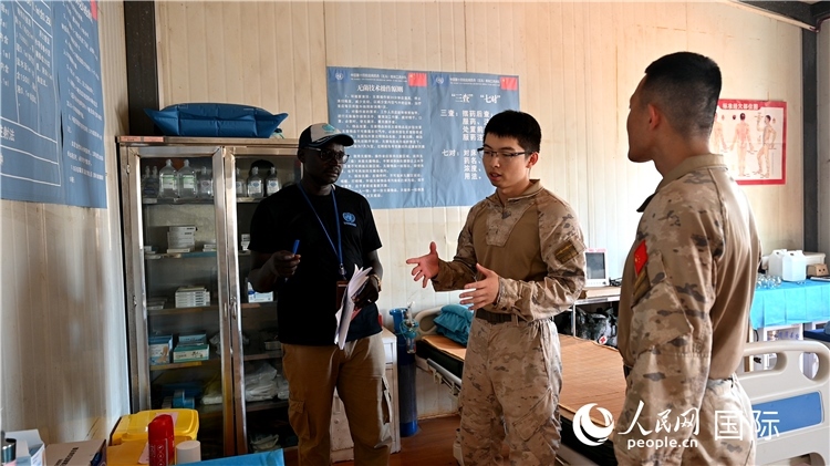 圖4 介紹醫(yī)療設(shè)施。孫千攝