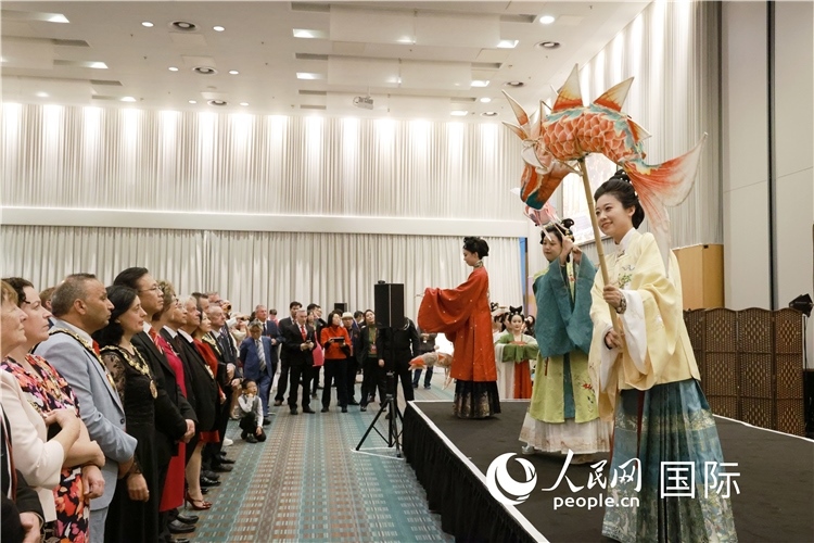 2、留學(xué)生表演了漢服展示《絲路霓裳》。邢雪攝