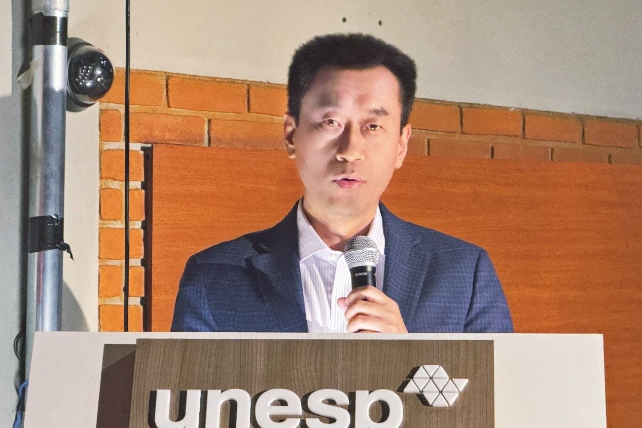 中國駐圣保羅總領(lǐng)事館副總領(lǐng)事田玉震在活動(dòng)中致辭。圣保羅州立大學(xué)孔子學(xué)院供圖