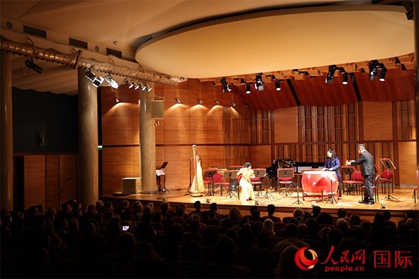 中國歌劇舞劇院的音樂家表演京劇曲牌《夜深沉》。人民網記者 禹麗敏攝