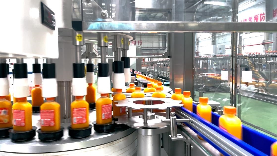 一輕食品（丹江口）產(chǎn)業(yè)園內(nèi)的桔汁飲料生產(chǎn)線。 受訪者供圖