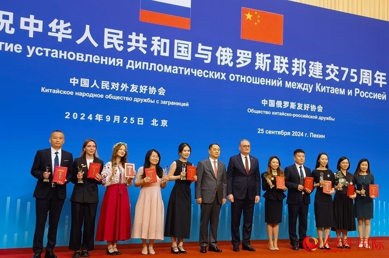 楊萬明會長和莫爾古洛夫大使為10位中俄青年友好微視頻創(chuàng)意大賽獲獎代表頒獎。人民網(wǎng)記者 李明琪攝