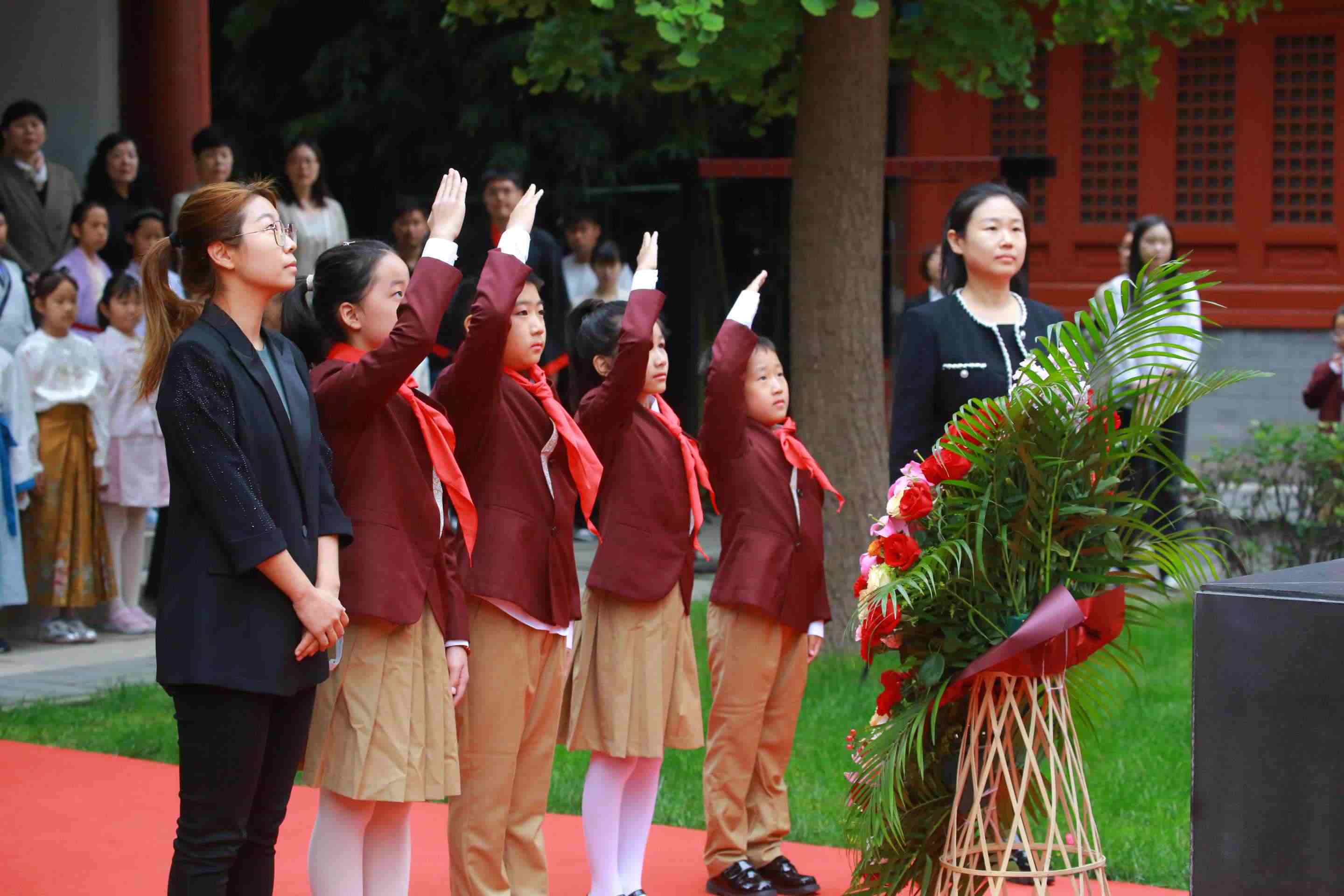 少先隊員敬獻(xiàn)花籃。校方供圖