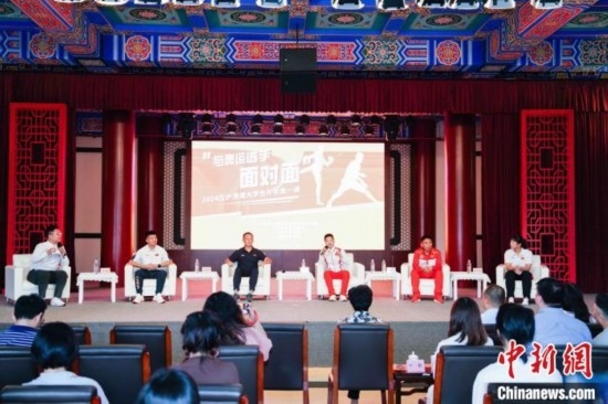 吳愉、王德新、沈?qū)W軍、江海東、朱曉蕾與在座同學(xué)們分享個(gè)人的體育故事與成長(zhǎng)感悟。上海市港澳辦供圖