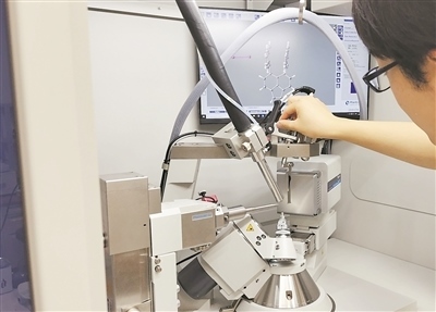 科研人員使用X射線衍射儀研究σ鍵。圖片來(lái)源：日本北海道大學(xué)