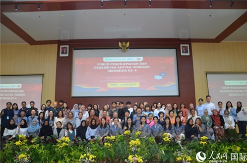 與會(huì)嘉賓與阿拉扎大學(xué)師生合影。人民網(wǎng)記者 李培松攝